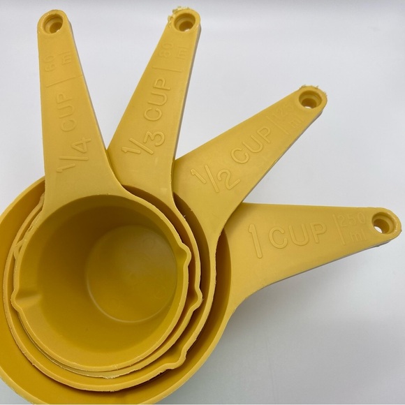 Vintage Foley Plastic Yellow Harvest Gold 4 Piece Measuring Cups - Picture 2 of 4